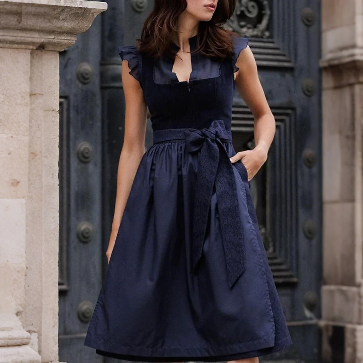 Elegante dirndljurk in marineblauw – Oktoberfest | Klassieke klederdracht met schort - Afbeelding 2